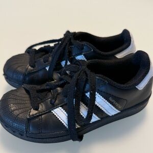 🖤🤍💛 Adidas Kids Toddlers Black and White Superstars Size 11